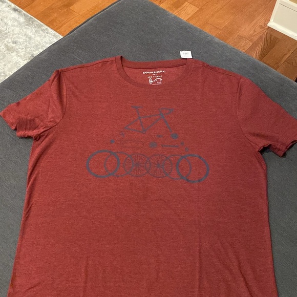 Banana Republic Men Graphic T-Shirt. Sz Medium - Picture 2 of 2